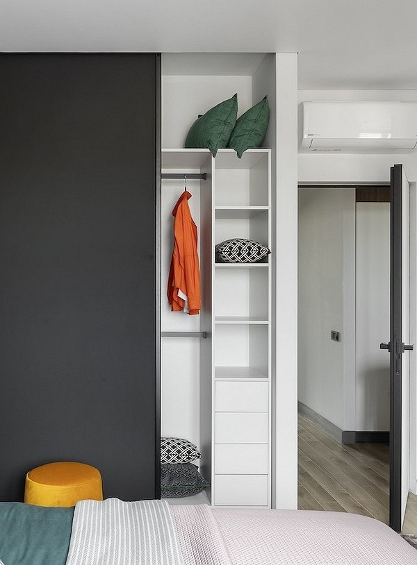 Elegancja Szkła Elegancka szafa przesuwna z matowym szkłem. Pomysły 2026 na stylowe wnętrze.