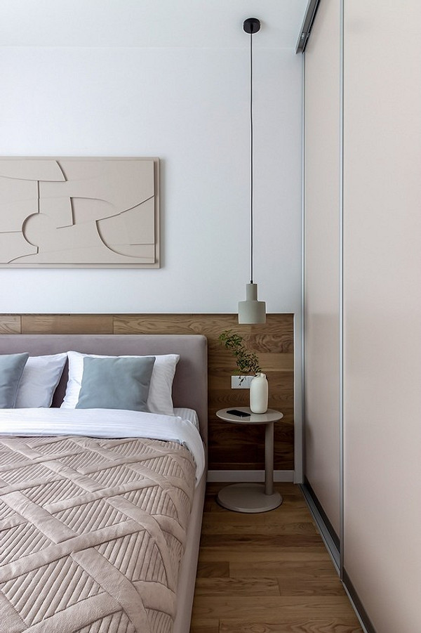 Złote Akcenty Szafy przesuwne pomysły 2026: stylowa szafa w sypialni z złotymi detalami.