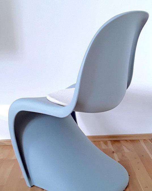 Lampa Retro 2026 Szczegóły retro: lampa z lat 60. na nowoczesnej komodzie. Styl vintage 2026.