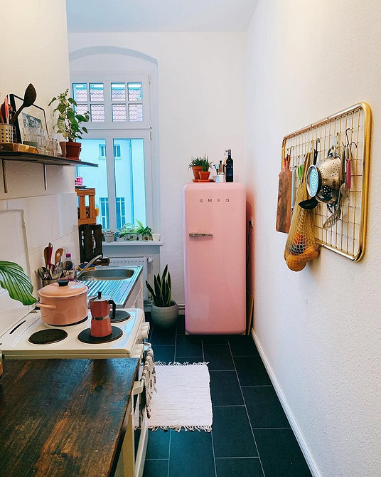 Retro Fotel 2026 Wnętrze z fotelem retro z lat 50. w nowoczesnym salonie.