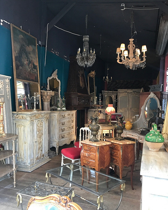 Retro inspiracje wnętrz Aranżacja wnętrza w stylu retro z meblami vintage i nowoczesnymi elementami dekoracyjnymi