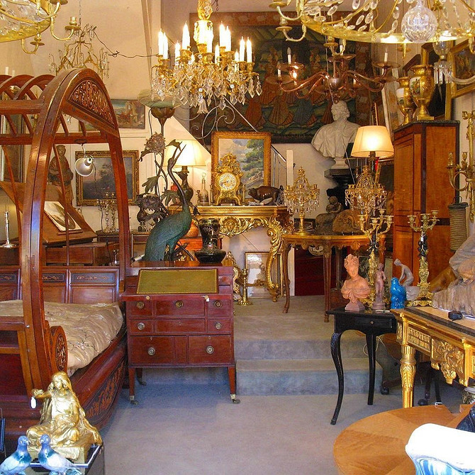 Elegancja retro salonu Stylowy salon w stylu retro z eleganckim диваном i fotelami z lat 60.