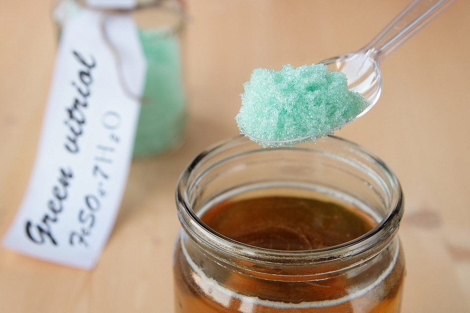 Zimotrwałość drzew Jesienne opryskiwanie drzew siarczanem żelaza zwiększa ich odporność na mróz i choroby.