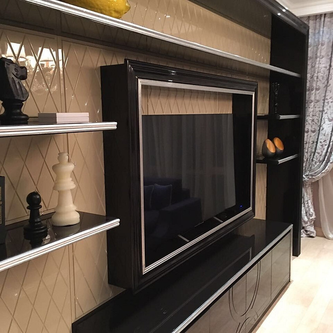 Biokominek w niszy TV Nisza dla telewizora z dekoracyjnym biokominkiem, dodającym ciepła i elegancji salonowi.