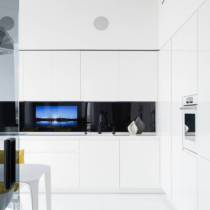 Klasyczna nisza TV z sztukaterią w małym pokoju. Aranżacja wnętrz 2026.