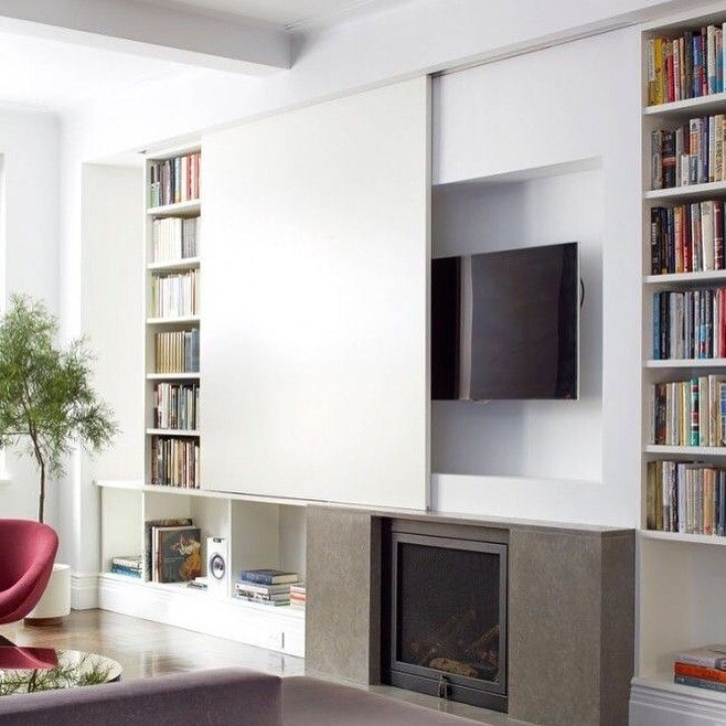 Przechowywanie i TV Funkcjonalny telewizor w szafie z wbudowanymi szafami do przechowywania rzeczy i książek.