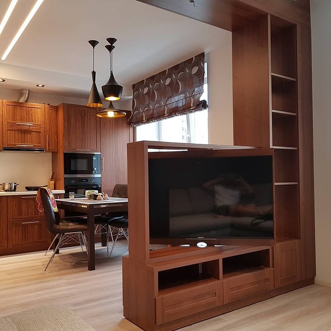 Ukryty telewizor w ścianie Duża nisza na telewizor z dekoracyjną strukturą na ścianie idealna do ukrycia kabli.