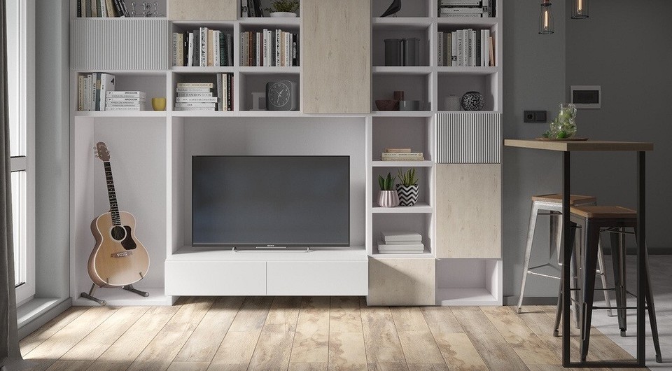 Drewno i światło w niszy Nowoczesna nisza TV z drewnianymi półkami i oświetleniem w salonie.