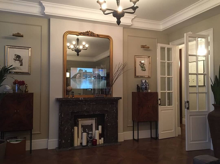 Minimalistyczna nisza dla telewizora w białym kolorze z dekoracyjnymi elementami – styl 2026.