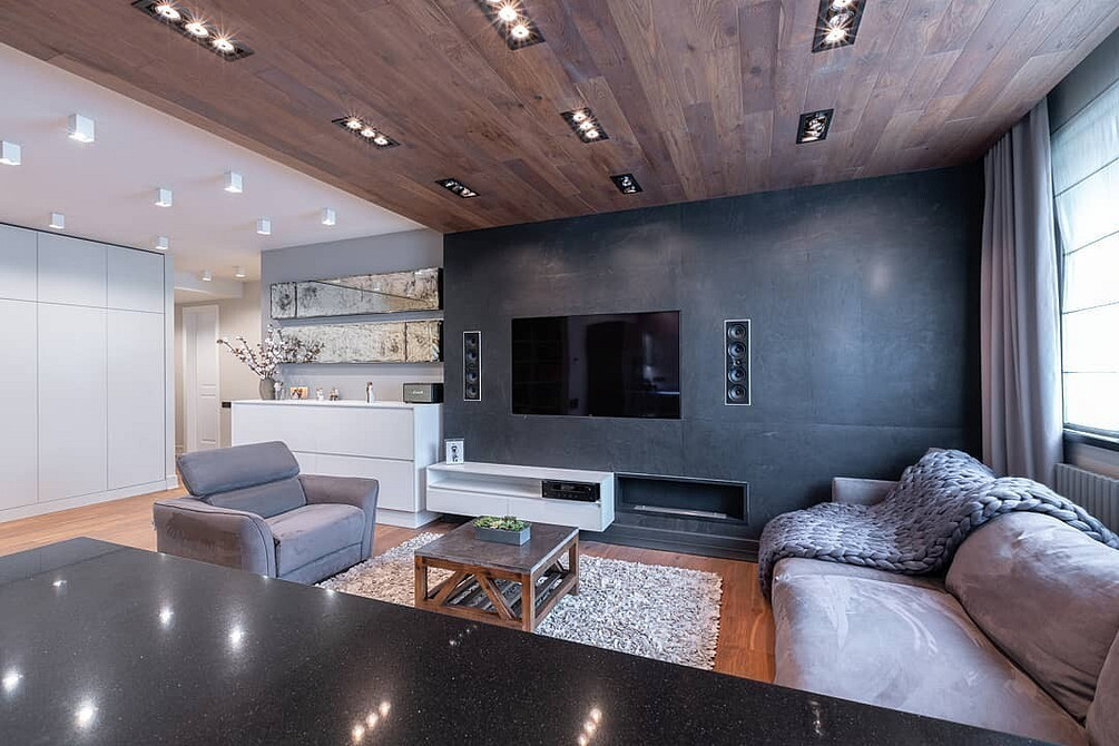 Minimalizm i drewno Nowoczesny telewizor w szafie z drewnianymi półkami i oświetleniem w minimalistycznym salonie.