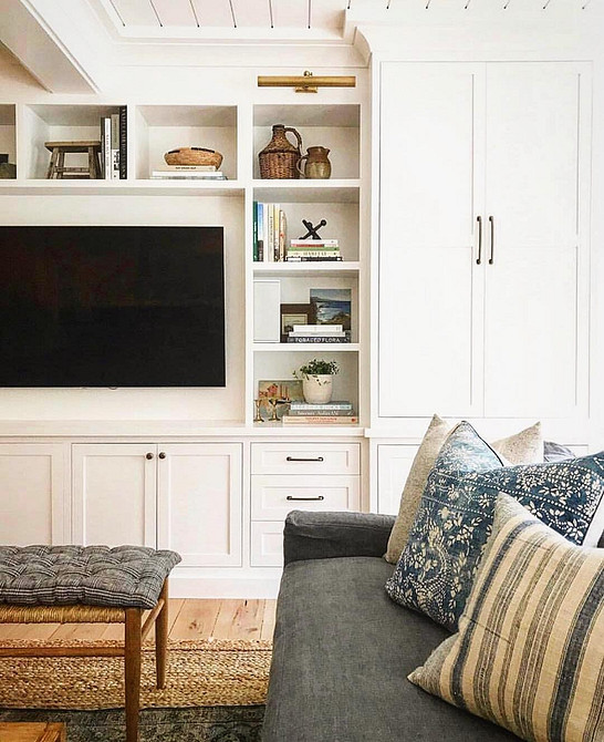 Kominek i Minimalizm Kuchnia 2026: Wbudowany telewizor w niszy z dekoracyjnym kominkiem w minimalistycznym wnętrzu.