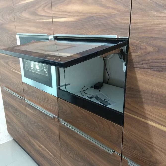 Rośliny i TV Kuchnia 2026: Nisza dla telewizora z otwartymi półkami na rośliny i dekoracje.