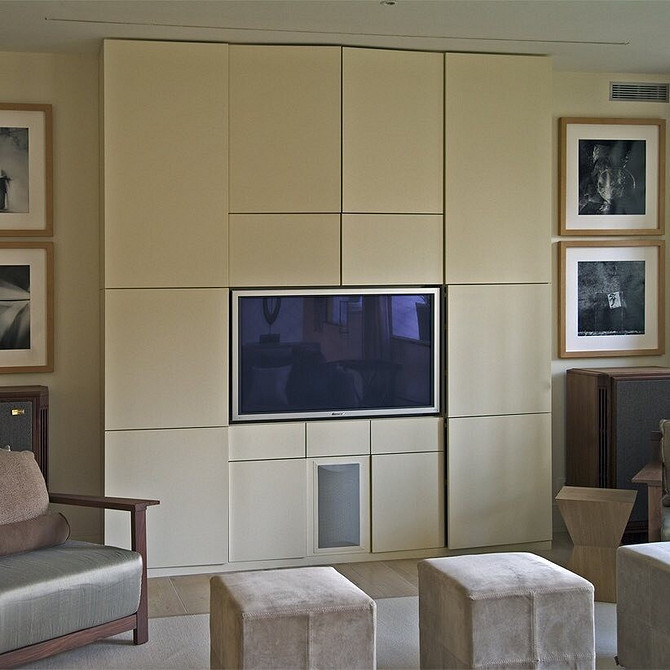 TV i cegła Telewizor w szafie wbudowany w ścianę z cegły, styl industrialny w 2026 roku.