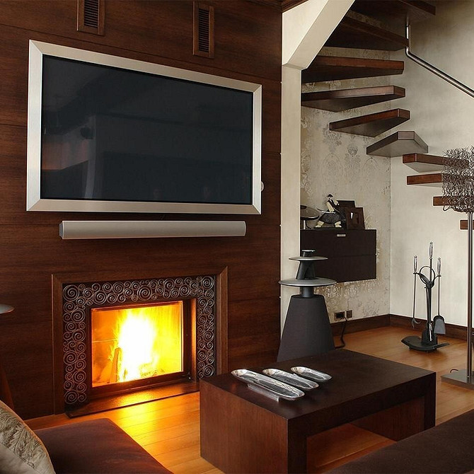 Przestronny salon z dużym telewizorem wbudowanym w niszę z płyt gipsowo-kartonowych – projekt 2026.