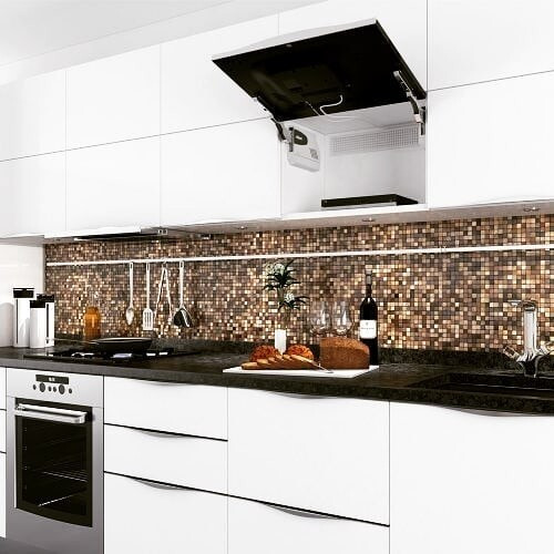 Kominek i TV Przytulna kuchnia 2026: Telewizor w niszy zintegrowanej z kominkiem, tworząc ciepłą atmosferę.