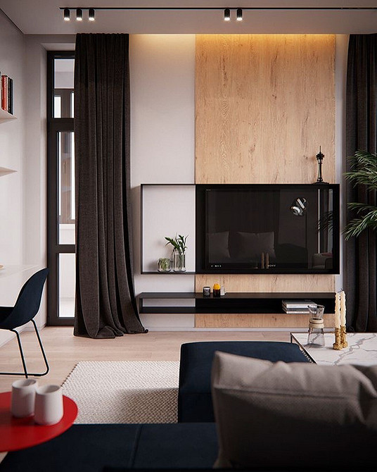 Półki w niszy TV Duża nisza dla telewizora z otwartymi półkami na książki i dekoracje.