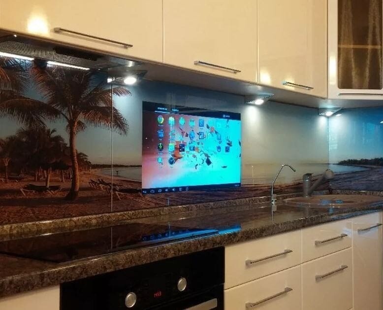 Nisza TV z geometrycznymi akcentami i kolorami w nowoczesnym wnętrzu 2026.