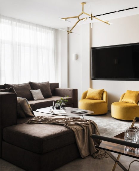 TV w pokoju dziecka Telewizor w szafie w pokoju dziecka z jasnym designem i zabawkami.