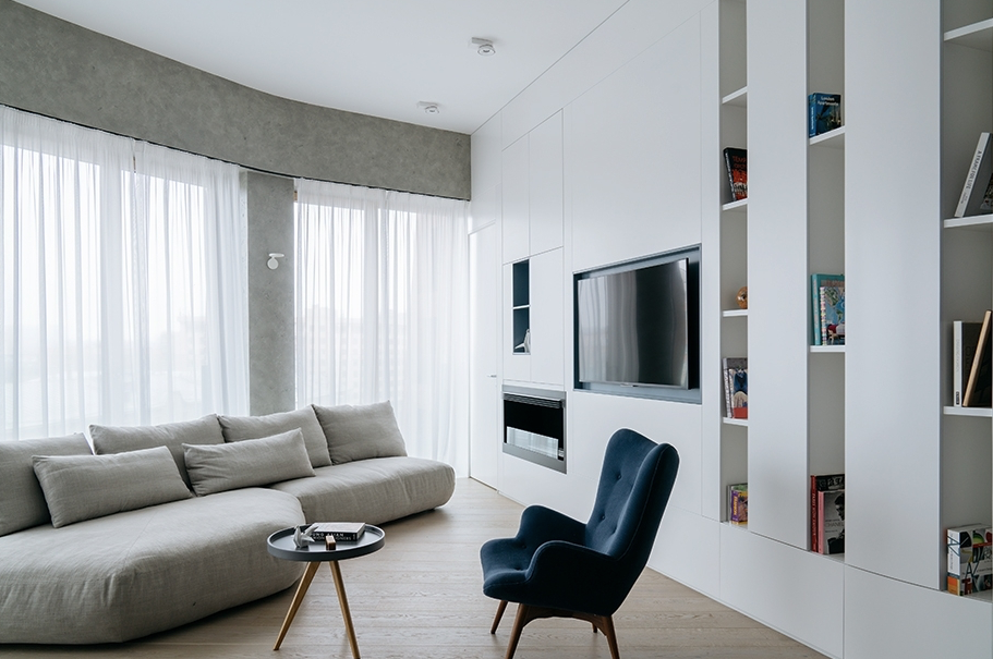 TV z kominkiem Minimalistyczny design: telewizor w szafie z kominkiem i białym wykończeniem w salonie.