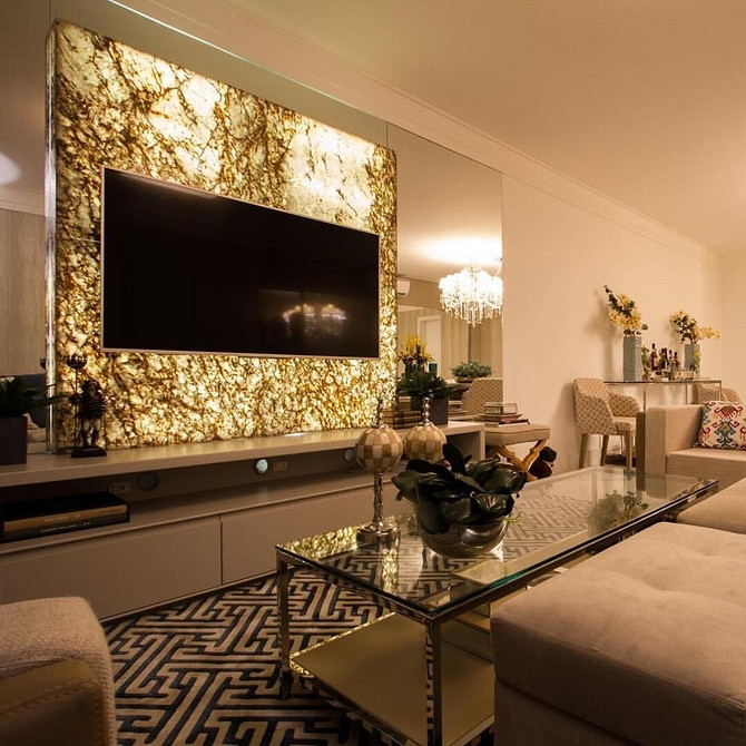 Półki pod telewizorem Funkcjonalna kuchnia z telewizorem i otwartymi półkami na sprzęt audio i dekoracje.