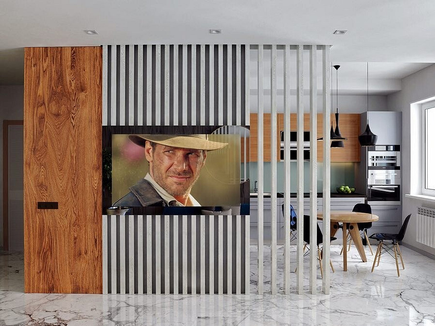 Elegancka nisza TV Telewizor w szafie z podświetleniem i elementami dekoracyjnymi z metalu i drewna w salonie.