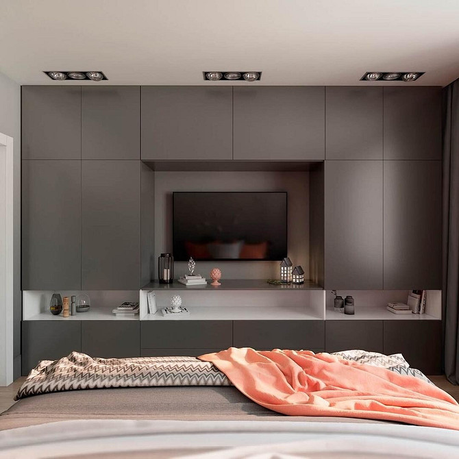 Szkło i światło w niszy Elegancka nisza dla telewizora z podświetleniem i szklanymi półkami w nowoczesnym stylu.