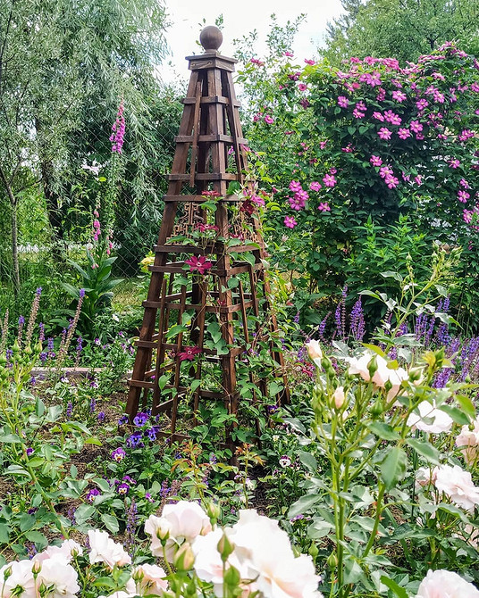 Kreatywna Podpora Nietypowa podpora dla pnączy z unikalnych, ręcznie robionych elementów.