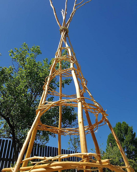 DIY Opora Opora dla klemantisów DIY wykonana z materiałów z odzysku.