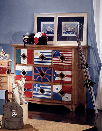 Tradycja i nowoczesność Włoskie meble z inkrustacjami - przykład połączenia tradycyjnych technik zdobienia z nowoczesnym designem.