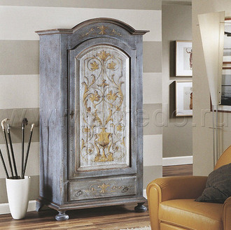 Barokowy detal w drewnie Detal inkrustacji na włoskich meblach z drewna, prezentujący barokowe wzory i techniki zdobienia.