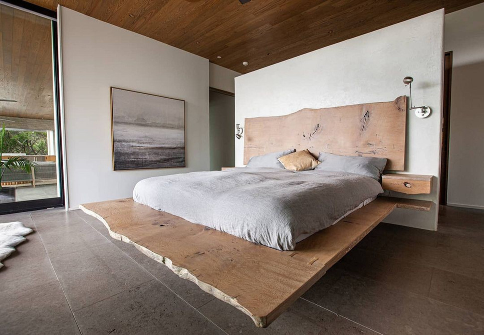 Styl i charakter Stylowe łóżko podwieszane z drewnianą podstawą, idealne do nowoczesnej sypialni z charakterem. Małe mieszkanie.