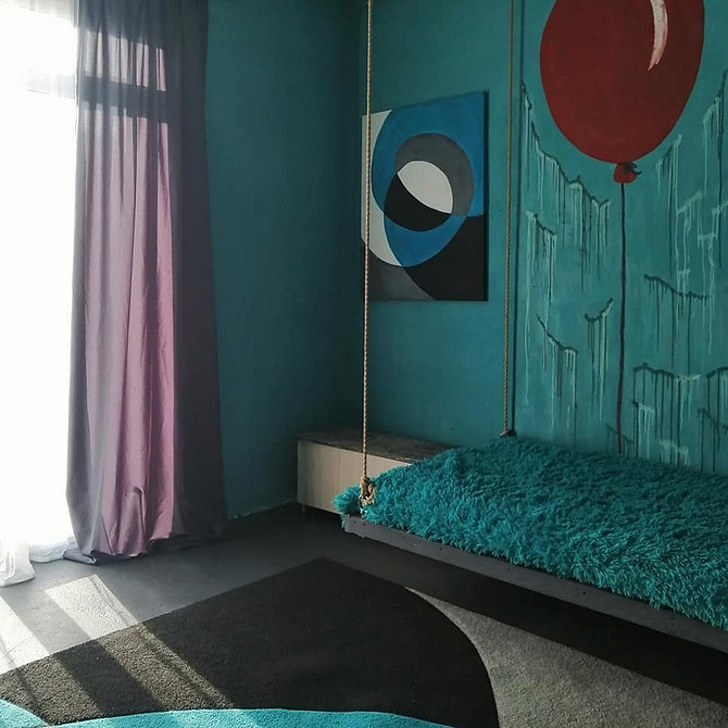 Światło i przestrzeń Przestronna sypialnia z dużym podwieszanym łóżkiem i panoramicznymi oknami pełna światła