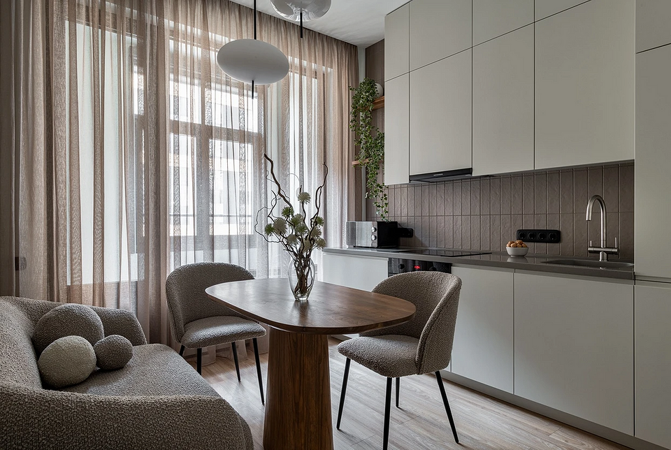 Eklektyczna harmonia Harmonijne połączenie różnych mebli w eklektycznym stylu, aranżacja wnętrz bez gotowych zestawów mebli 2026.