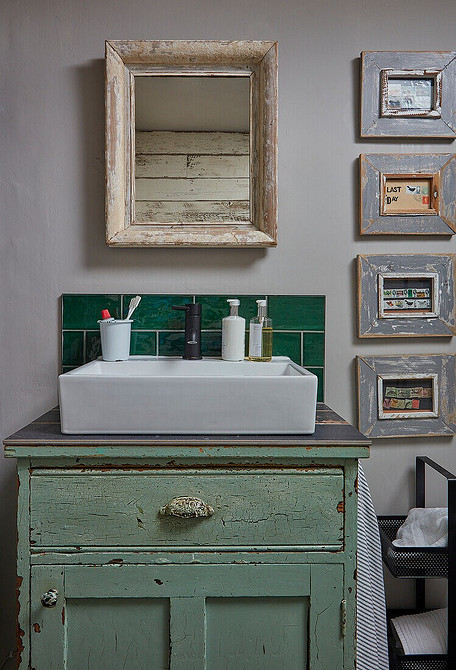 Etażerka vintage odnowiona Odrestaurowana etażerka: renowacja mebli i dekoracje w stylu vintage