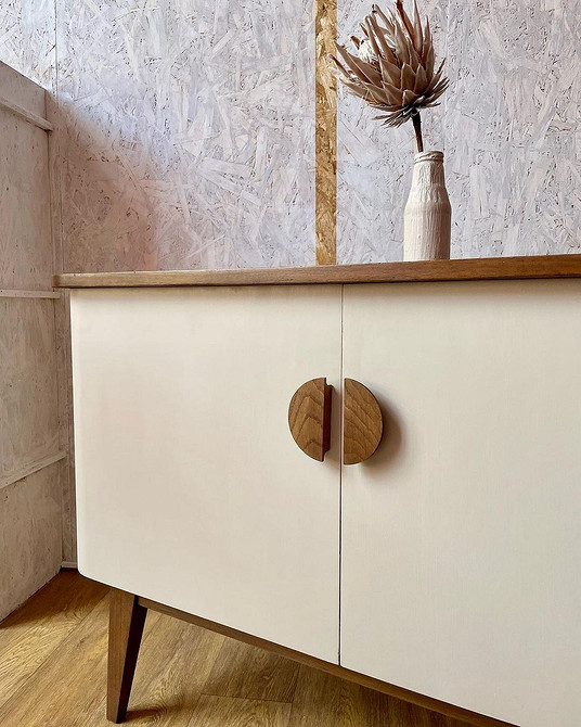 Skrzynia vintage z historią Renowacja starej skrzyni z użyciem różnych technik: DIY renowacja mebli