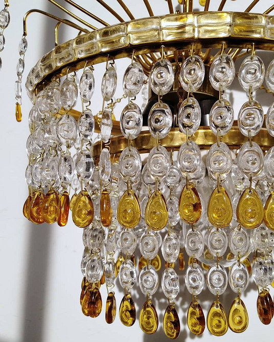 Salon z używanymi meblami: sofa, stolik kawowy i lampa retro tworzą przytulną atmosferę.