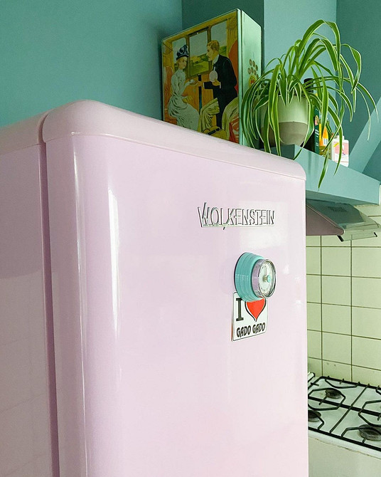 Ekologiczna sypialnia z używanymi meblami: relaks w zgodzie z naturą i stylem.