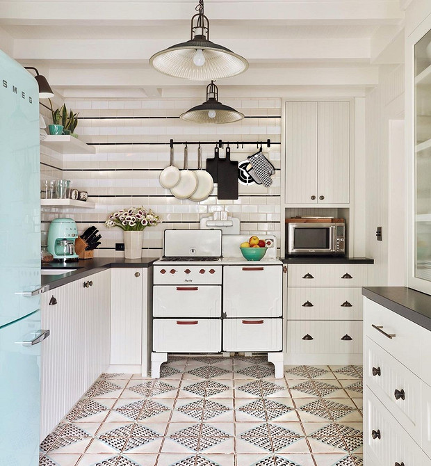 Stara komoda po renowacji: transformacja w designerski akcent wnętrza z charakterem.