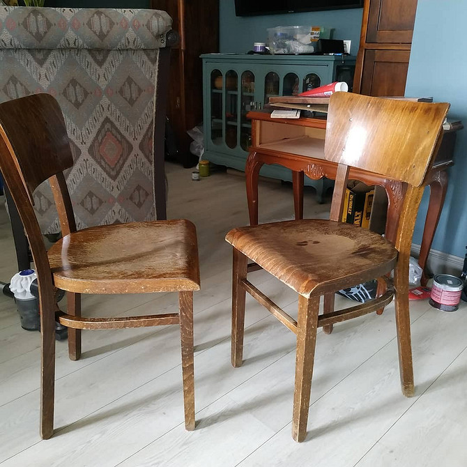 Przytulny salon z używanymi meblami: komfort i niepowtarzalny charakter wnętrza.