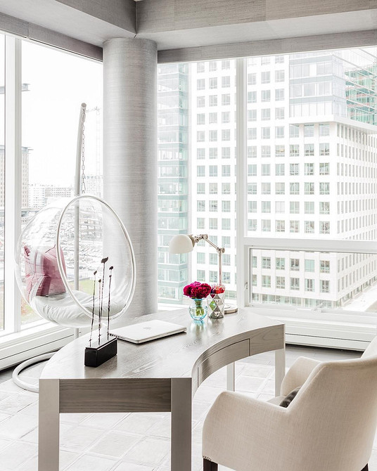 Skandynawski relaks Pleciony fotel wiszący z dywanem: przytulny kącik w skandynawskim stylu