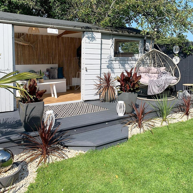 Kokon relaksu Przytulne krzesło wiszące-kokon w salonie, idealne miejsce do relaksu.