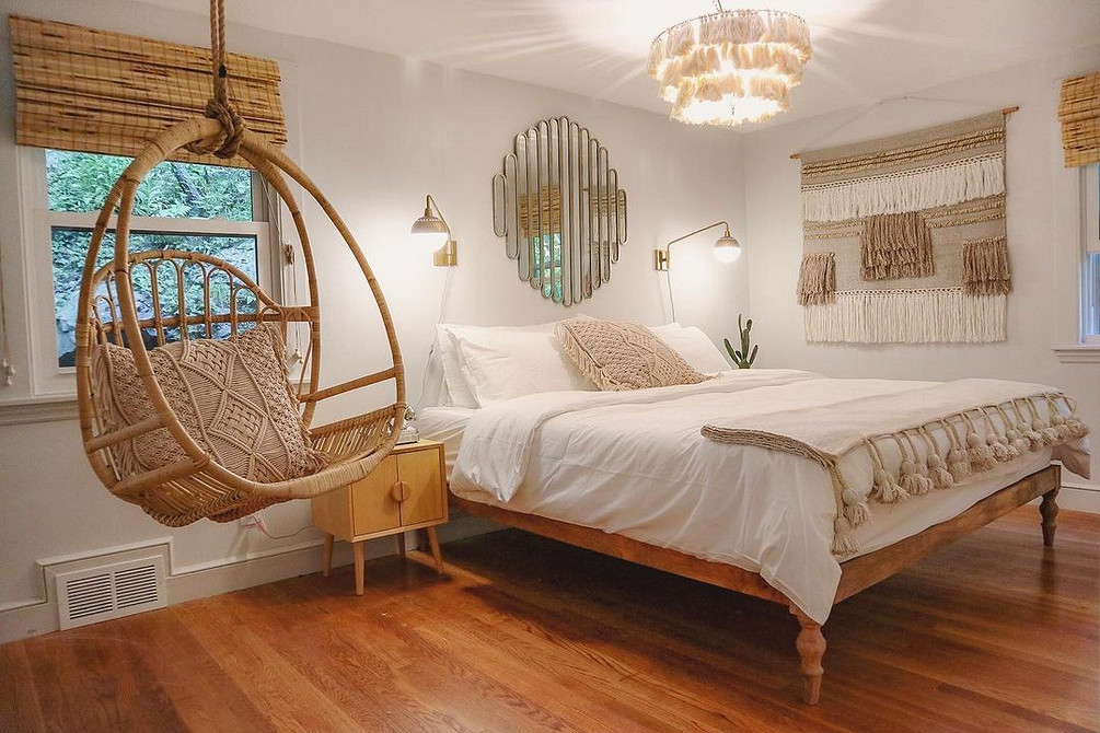 Wygoda z widokiem Krzesło wiszące z poduszkami: wygodne miejsce do wypoczynku przy oknie