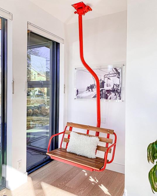 Minimalistyczny akcent w domu Eleganckie krzesło wiszące w minimalistycznym wnętrzu, dodaje akcentu i indywidualności.