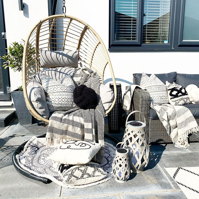 Prostota i komfort Minimalistyczne, białe krzesło wiszące, akcent prostoty i komfortu na balkonie.