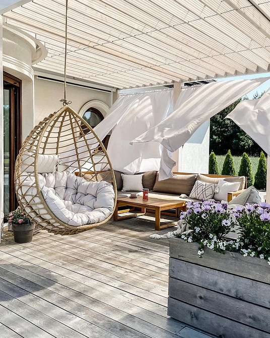 Relaks przed snem Przytulna sypialnia z krzesłem wiszącym, idealne miejsce na relaks przed snem.