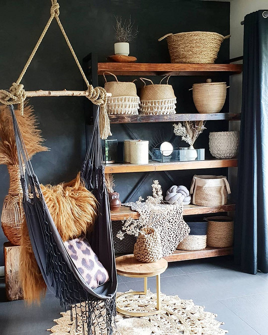 Kokonowy azyl w salonie Stylowe krzesło wiszące kokon w salonie dodaje przytulności i oryginalności wnętrzu.