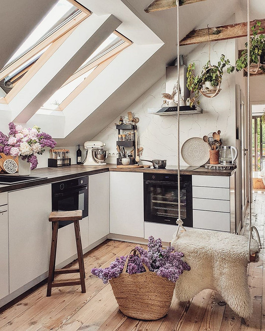 Rattanowy relaks na tarasie Pleciony fotel wiszący na tarasie, doskonały wybór do relaksu na świeżym powietrzu.