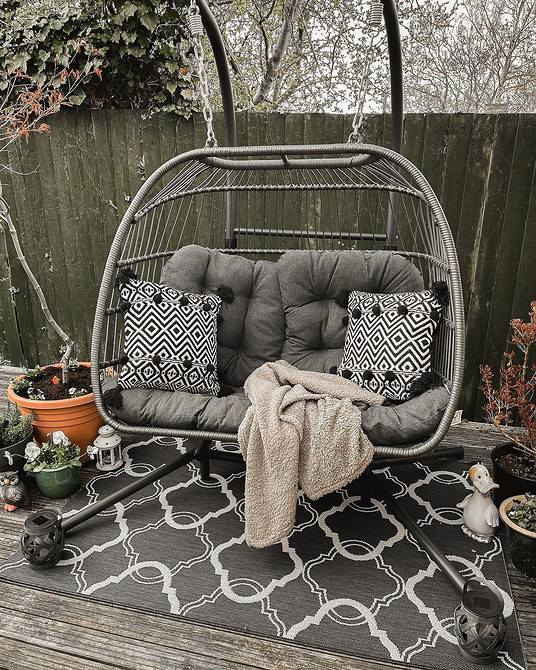 Naturalny styl Stylowe krzesło wiszące z naturalnych materiałów, element designu wnętrza.