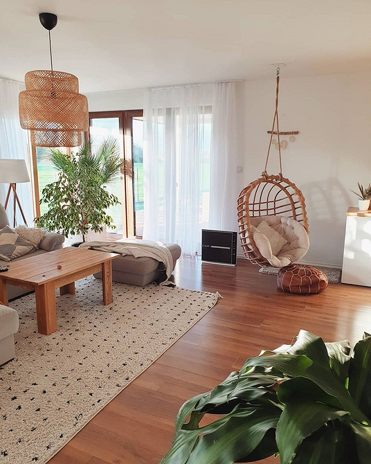 Elegancja minimalizmu Białe krzesło kokon wiszące w minimalistycznym wnętrzu: elegancja i funkcjonalność