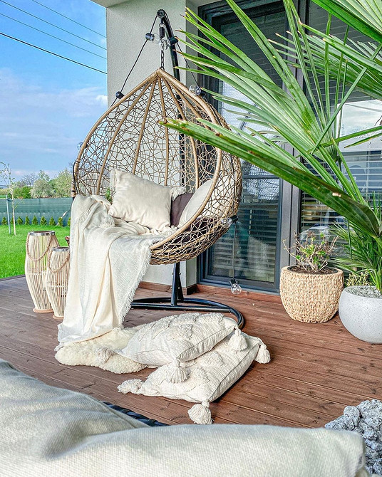 Eko design Drewniane krzesło wiszące w stylu eko, naturalny design wnętrza domu.